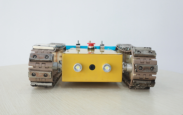  爬壁涂油機器人