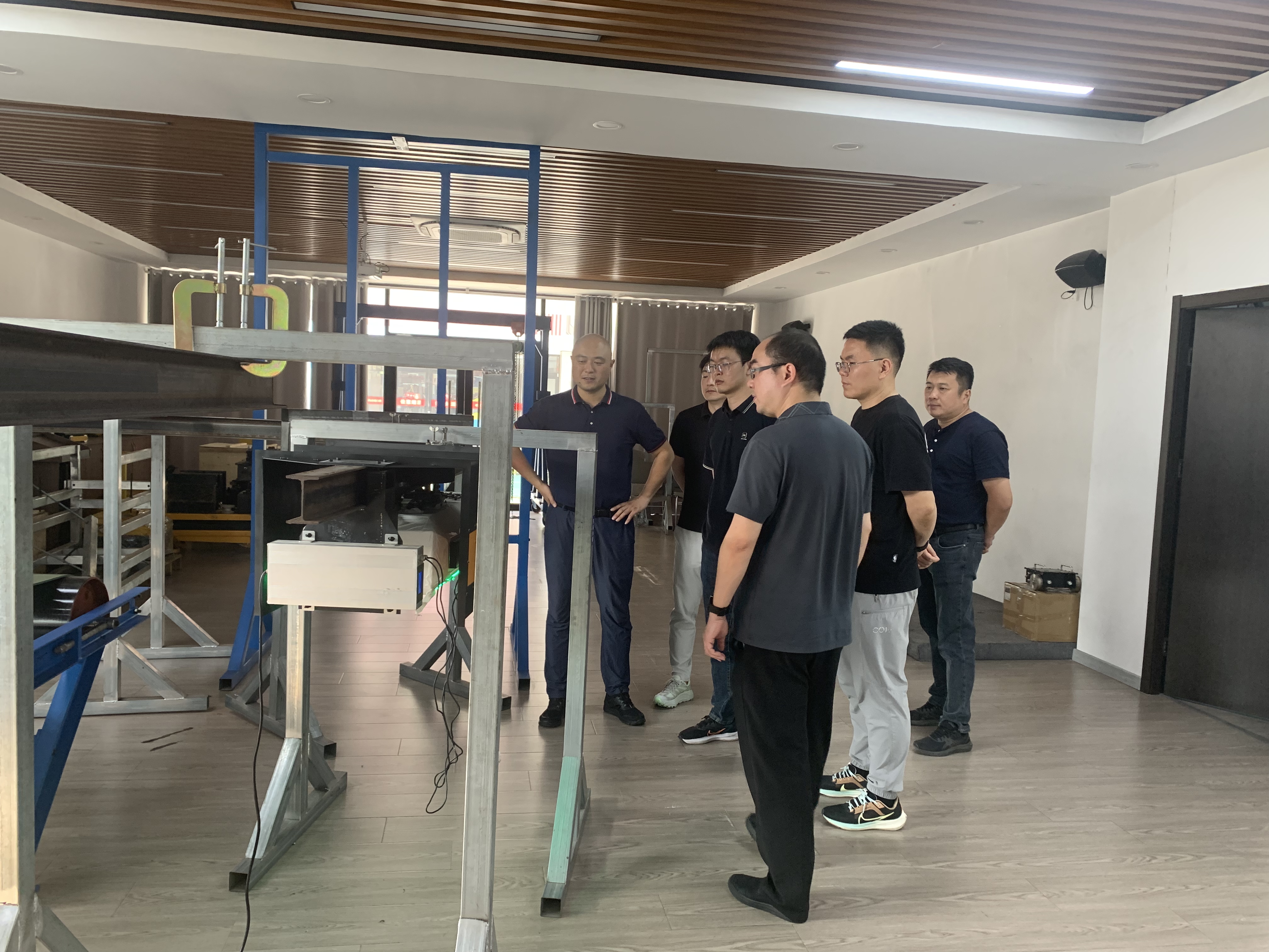 深入企業(yè)參觀(guān)，加快高度合作